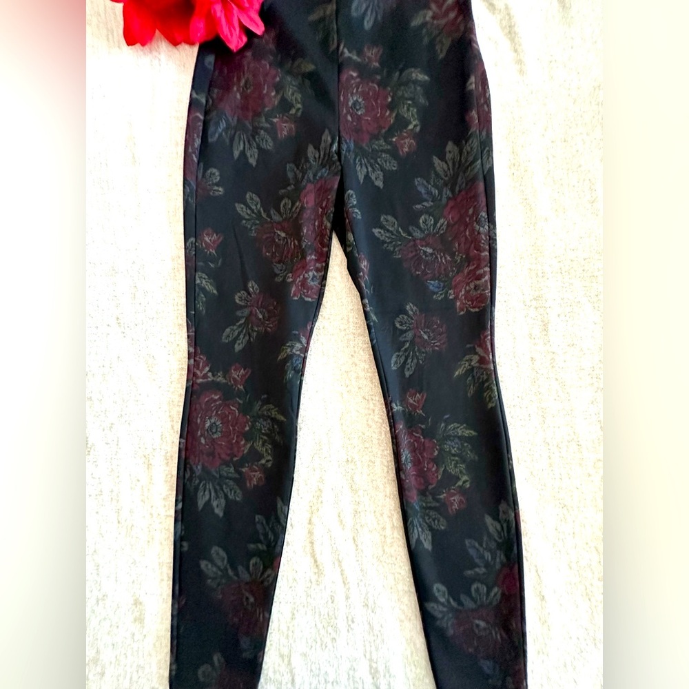 WHBM Floral Leggings! Never Worn. PERFECT! 🎁